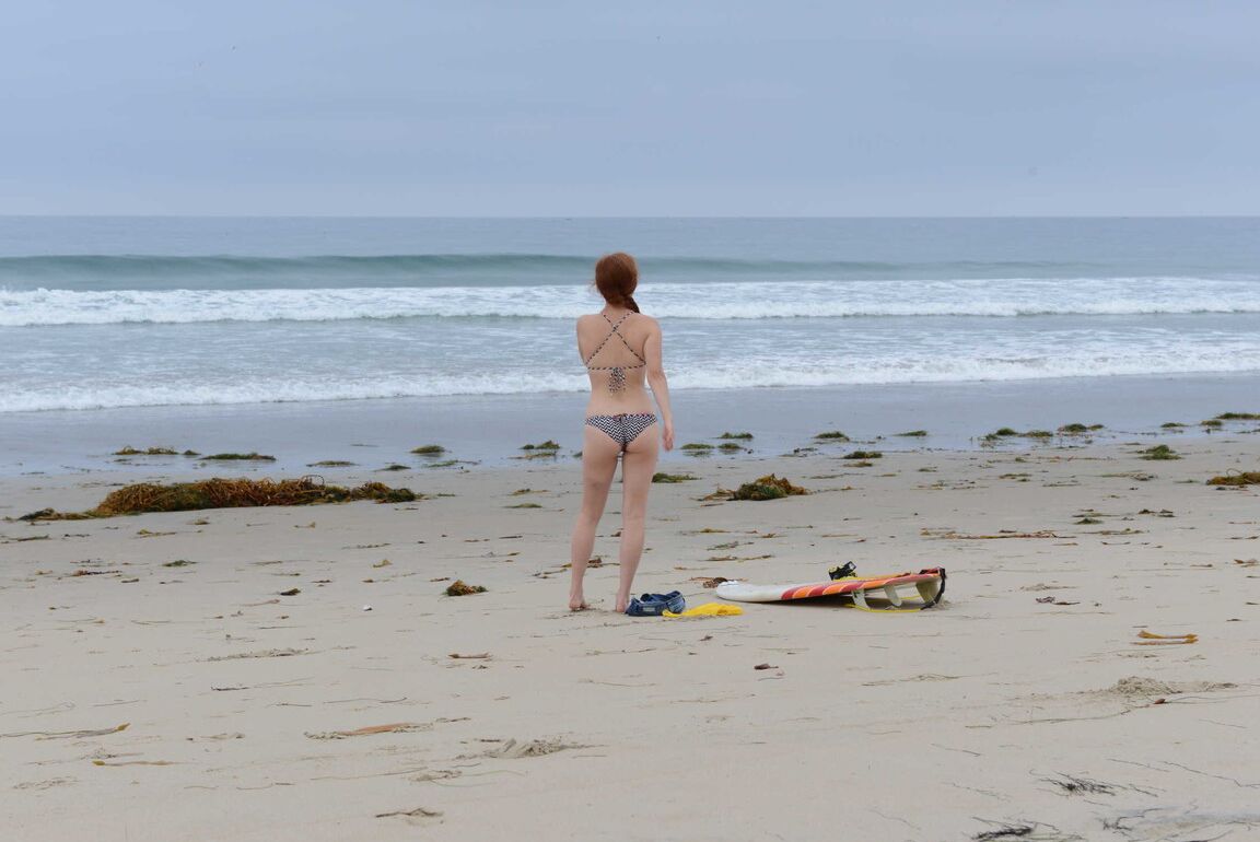 21P La magnífica pelirroja Penny Pax mostrando su cuerpo perfectamente formado en la playa