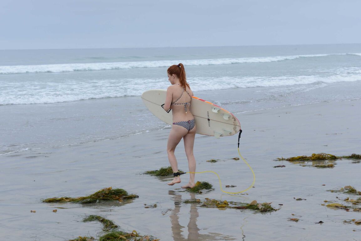 21P La magnífica pelirroja Penny Pax mostrando su cuerpo perfectamente formado en la playa