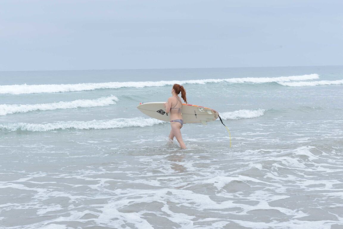 21P La magnífica pelirroja Penny Pax mostrando su cuerpo perfectamente formado en la playa