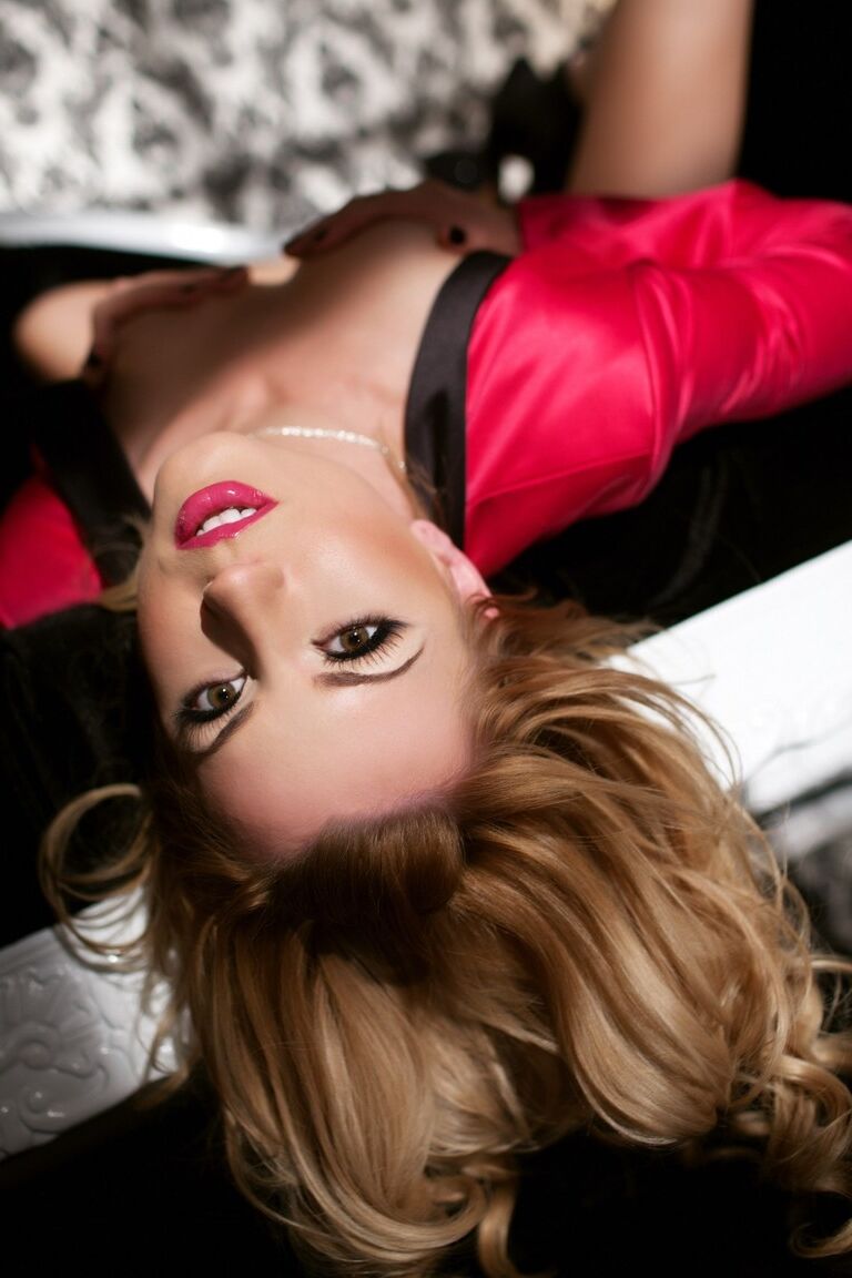 21P Blonde Centerfold Lexi Belle neckt mit ihrem geilen Arsch