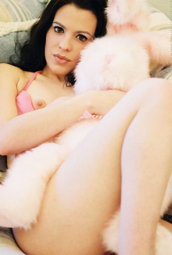 16P A deliciosa gata Carmela tira a calcinha rosa e toca seu castor carnudo