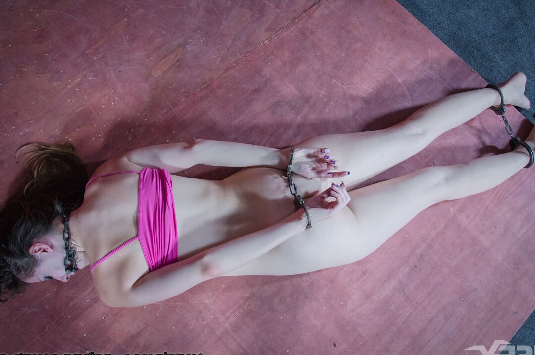 14P A vagabunda da dor Zoey Laine é penetrada por uma máquina de sexo em cativeiro