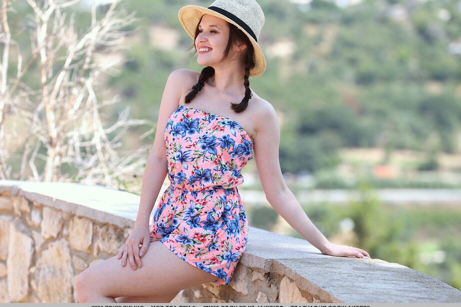 18P A linda adolescente Serena Wood fica totalmente nua em um mirante