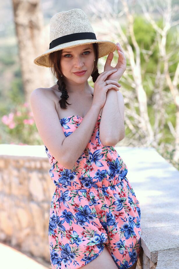 18P A linda adolescente Serena Wood fica totalmente nua em um mirante