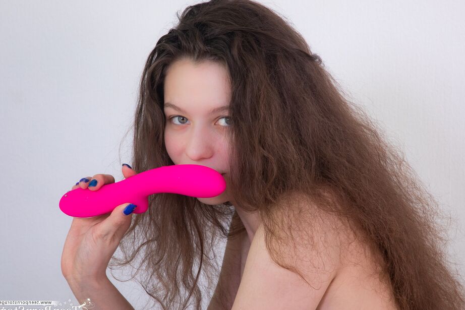 20P Das heißeste Teenie-Model aller Zeiten leckt und fickt nach dem Posieren ihr sexy Spielzeug