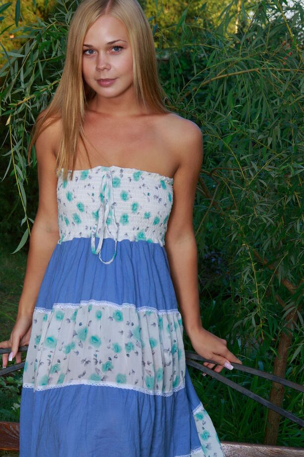 18P La joven rubia Sarika A se quita el vestido para mostrar su hermoso cuerpo en el jardín