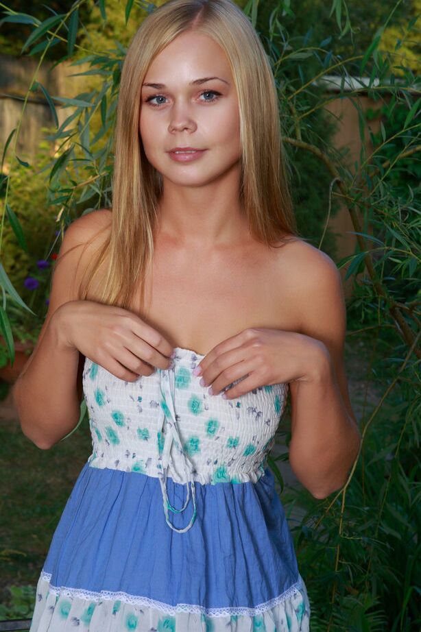 18P La joven rubia Sarika A se quita el vestido para mostrar su hermoso cuerpo en el jardín