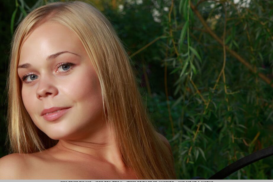 18P La joven rubia Sarika A se quita el vestido para mostrar su hermoso cuerpo en el jardín
