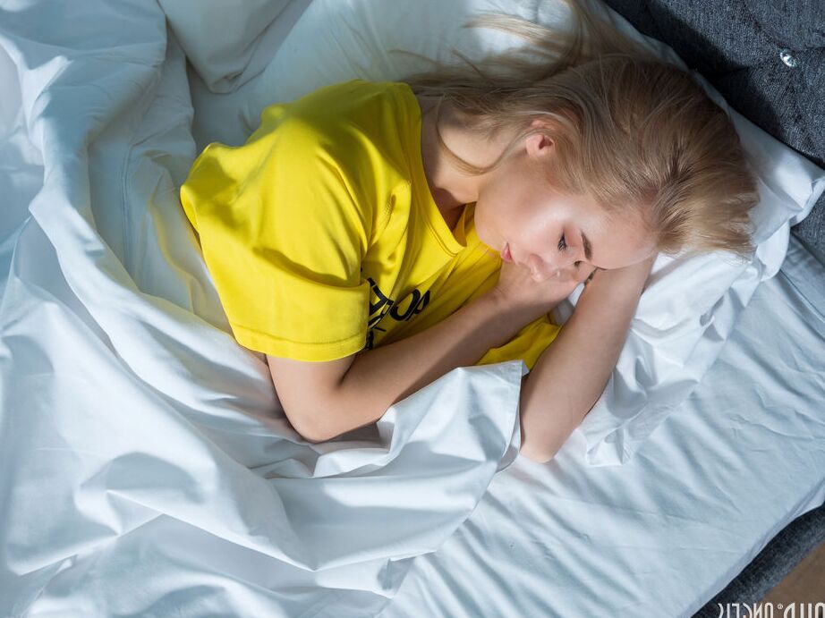 20P Die junge Blondine Maya zeigt gleichzeitig ihren schönen Arsch und ihre Muschi auf einem Bett