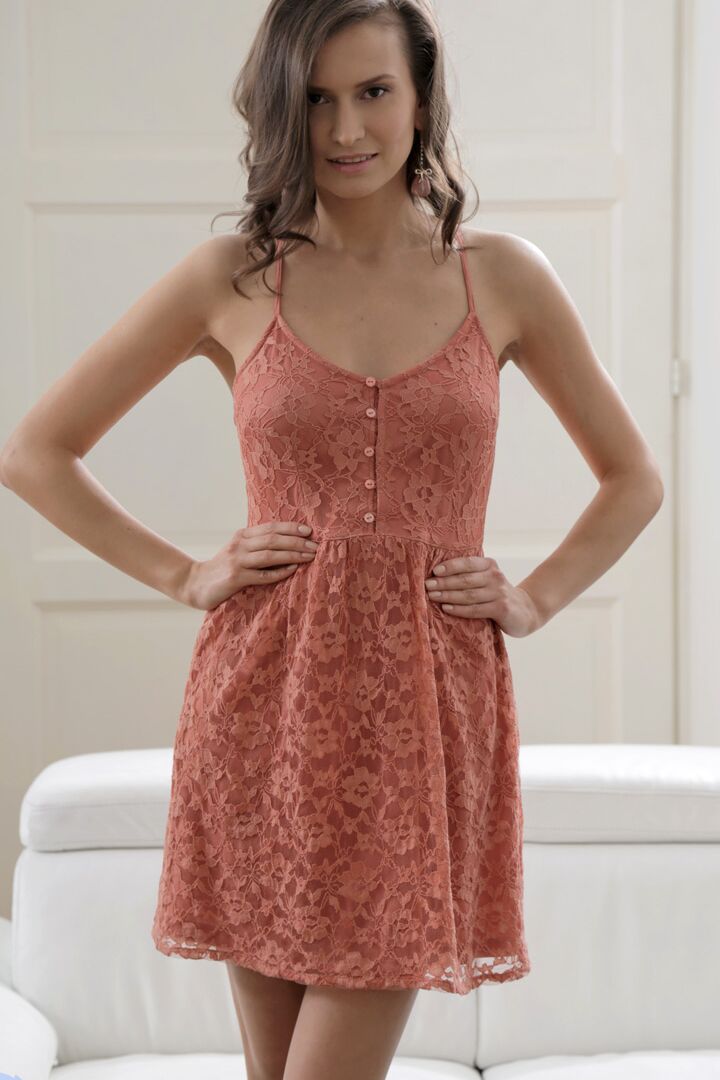 15P La sensual amateur Alicia Mone se quita el vestido para abrir los labios de su coño desnuda