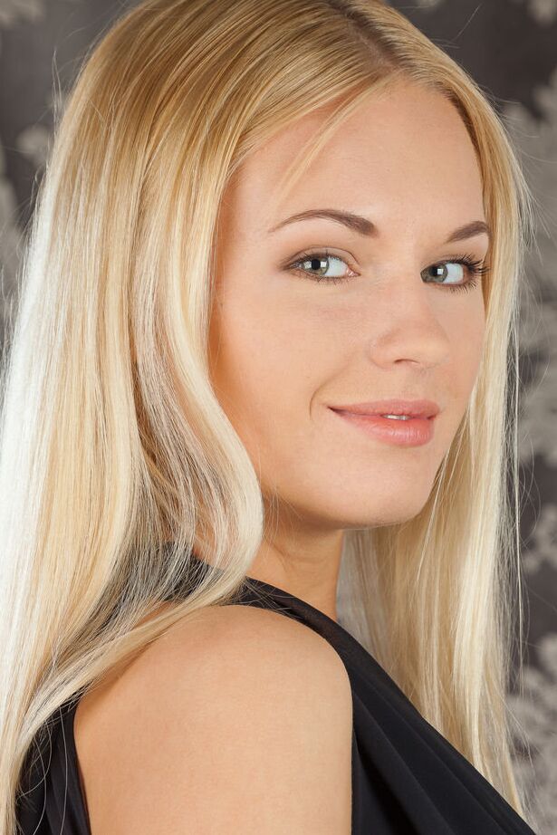 18P Linda jovem loira Xena expondo peitos grandes e perfeitos de adolescente para propagação nua