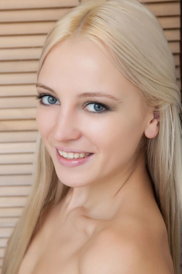 18P La jeune sexy Alysha A pieds nus exhibe son joli cul.