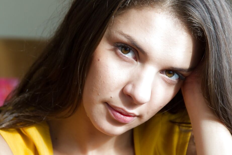 12P, la fille européenne d'à côté, Henessy, exhibe des sous-vêtements bleu vif avec jupe haute.
