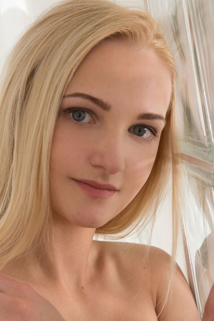 20P Dani, blonde au visage frais, enlève sa robe pour montrer sa chatte rasée de près