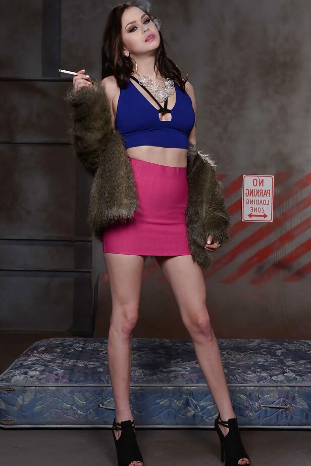 16P La morena tatuada Vera Drake posa desnuda antes de desnudarse