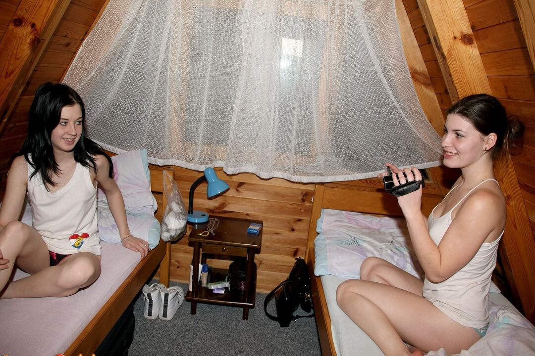 15P Teenie-Mädchen filmen sich selbst beim Masturbieren ihrer engen Fotzen in einer Hütte