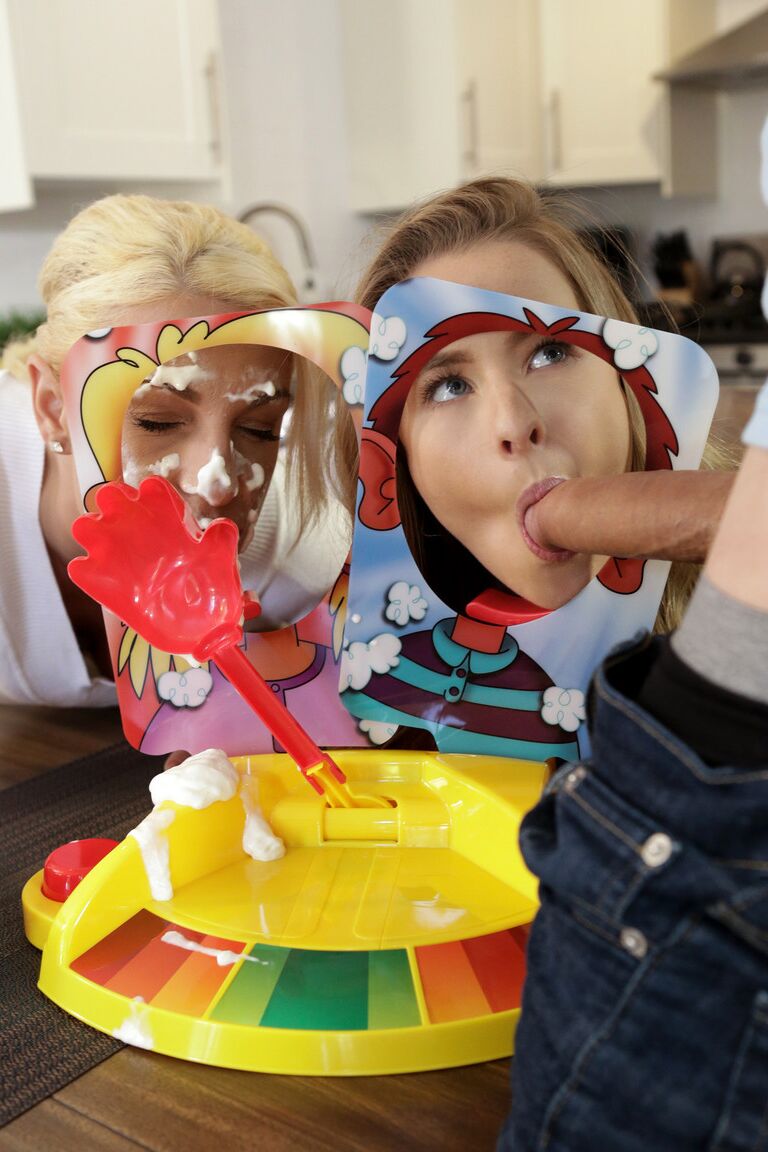 17P Lilly Ford e sua irmã são pegas pela mãe chupando o pau do meio-irmão
