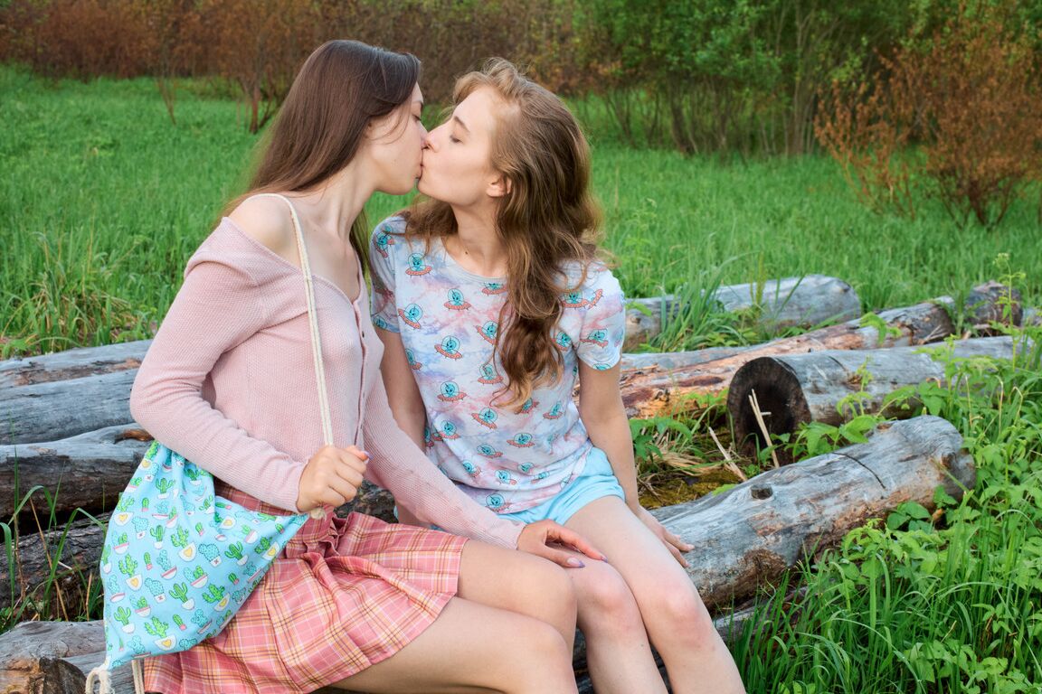 16P Ela nos tornou lésbicas adolescentes lésbicas ao ar livre