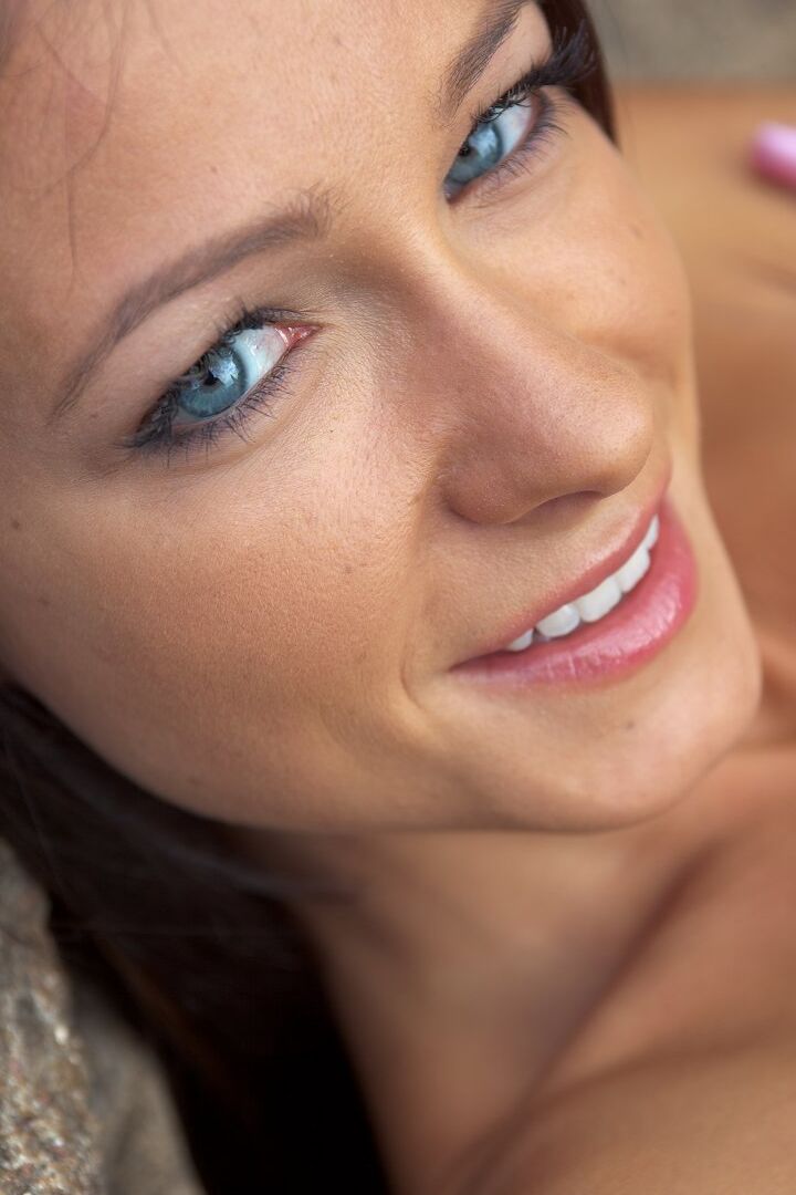 16P Chilly blue eyed Melisa spreading nude outside the cabin with hard nipples