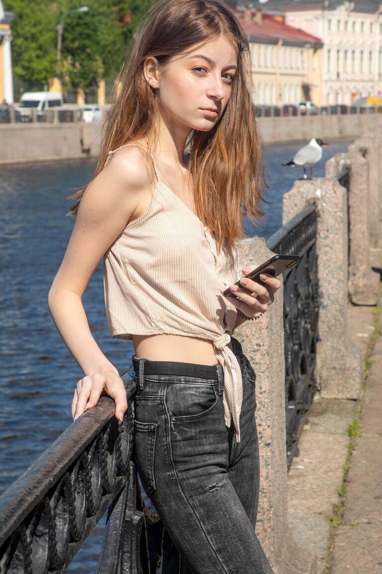 21P Lia, une adolescente mince, montre ses petits seins et reçoit une bite dans la chatte
