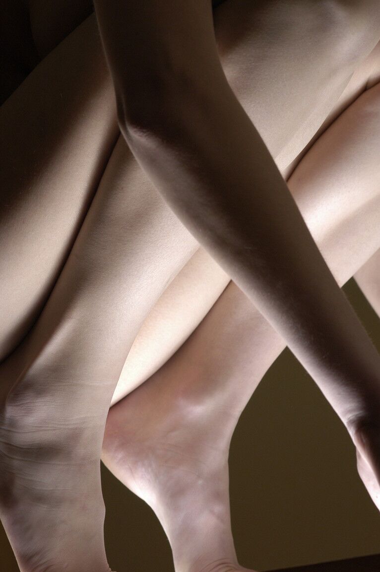 14P La sexy pelirroja Julia F muestra sus grandes pechos y posa con medias calientes