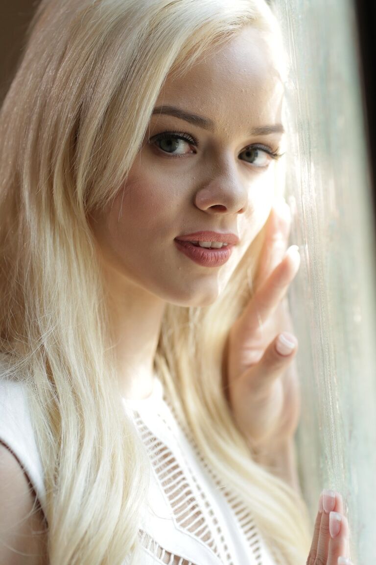 15P As principais estrelas pornôs Elexis Monroe e Elsa Jean exibem seus tamanhos contrastantes de peitos