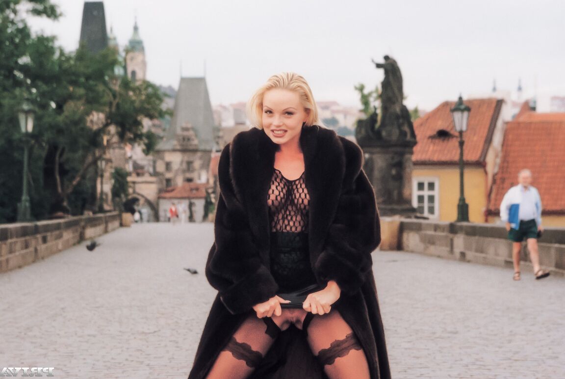 12P La rubia caliente Silvia Saint se mete los dedos en el coño calvo con un abrigo de piel en público