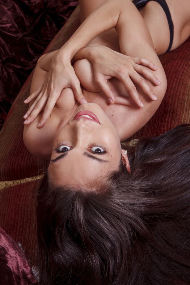 16P A doce adolescente Helen H remove um conjunto de sutiã e calcinha para poses nuas de salto alto
