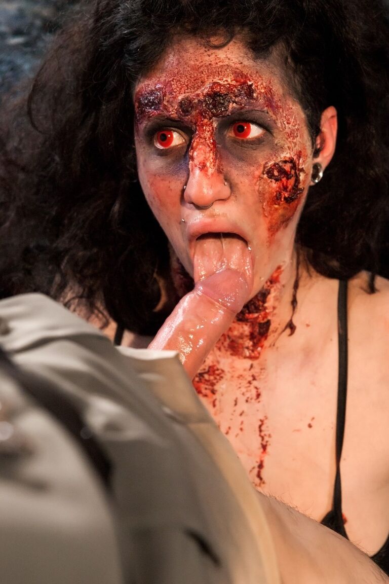 13P Chicas cachondas practican sexo en grupo después de empaparse de sangre durante un tiroteo
