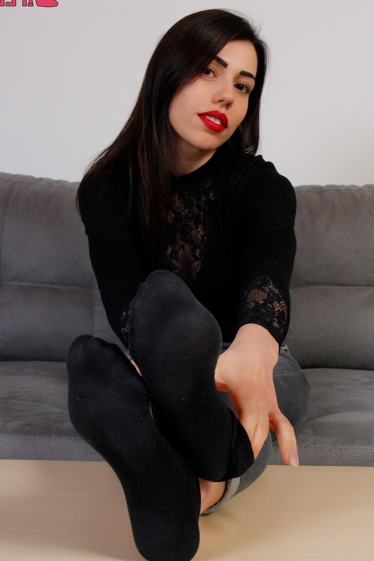 12P A linda Petra mostra seus pés perfeitos com meias pretas fedorentas