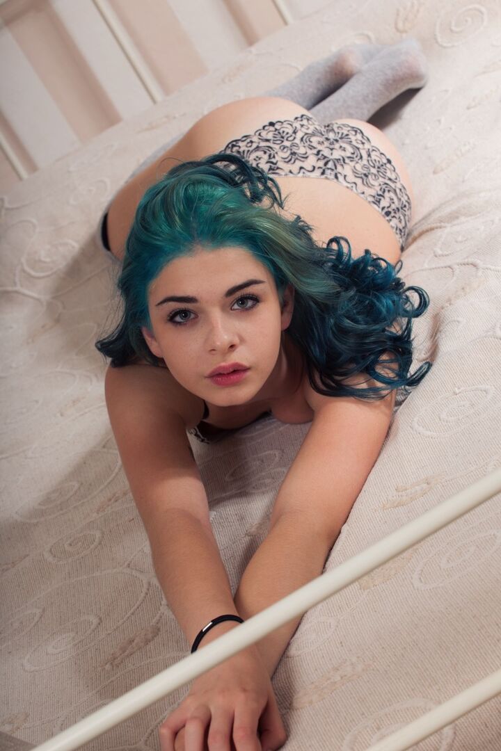 15P La hermosa Ivy Blue se quita los calcetines por encima de la rodilla para quedar completamente desnuda