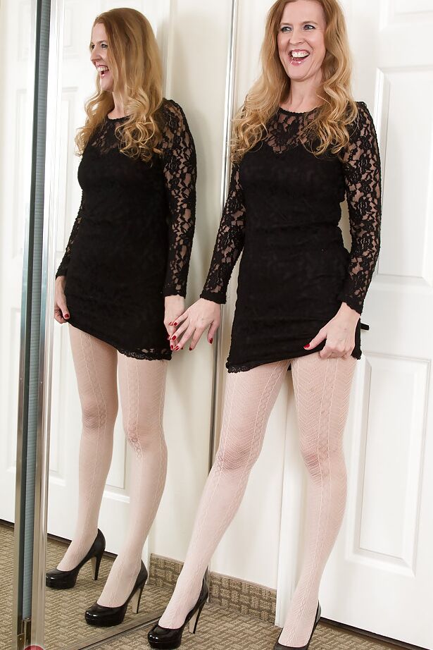 16P Lacy, femme mûre vêtue de collants, se déshabille pour se masturber la chatte