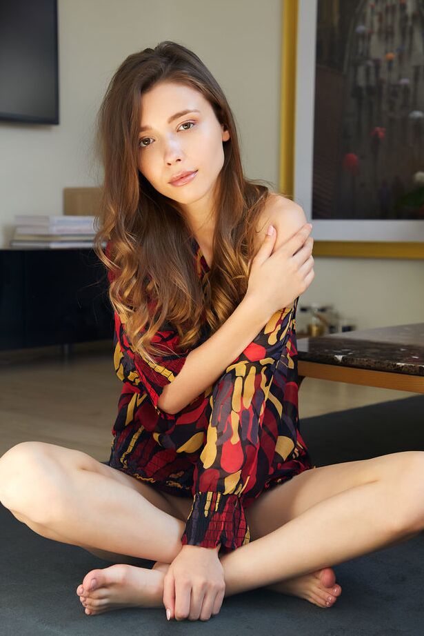 18P Die hübsche Teenagerin Mila Azul trägt einen Höschen-Upskirt, bevor sie völlig nackt posiert