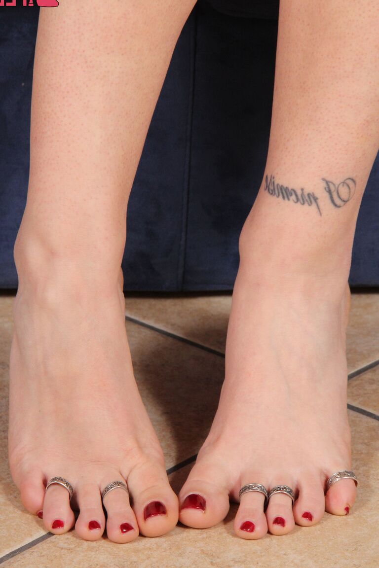 10P Mulher vestida cheira seus sapatos baixos antes de mostrar seus lindos pés