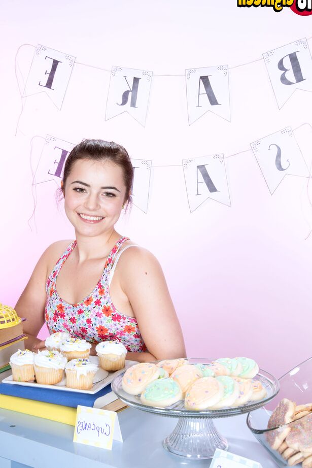 16P La linda adolescente Kylie Quinn decide hacer carrera como modelo desnuda