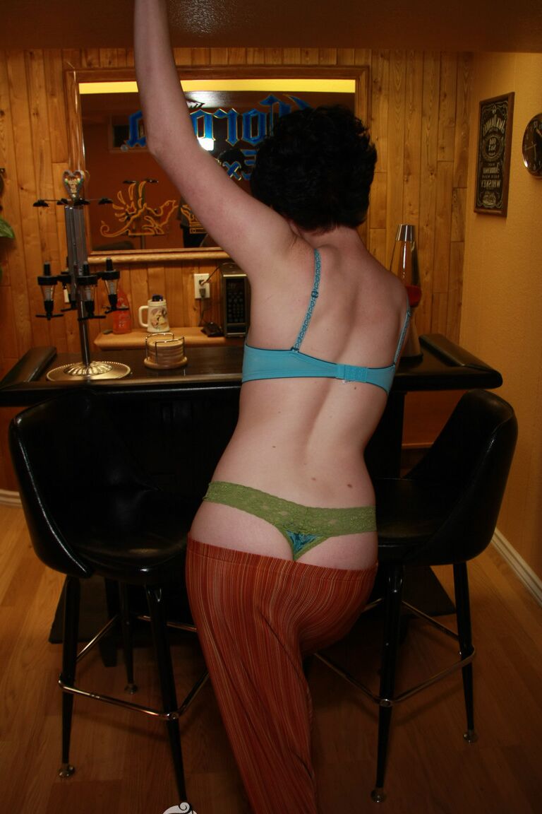 16P Yanks MILF Annie James Rock'n en el bar
