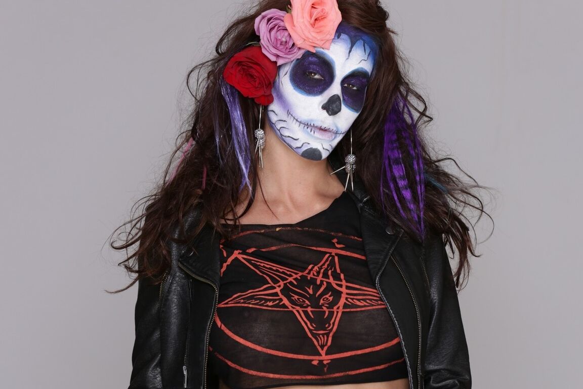 17P La zorra MILF pintada Gia DiMarco se burla de sus sexys pechos en un traje de rockero caliente