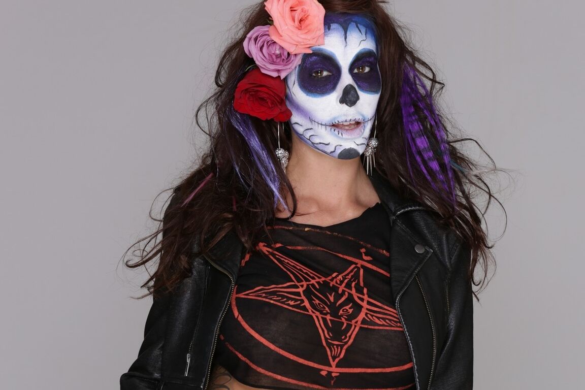 17P La zorra MILF pintada Gia DiMarco se burla de sus sexys pechos en un traje de rockero caliente