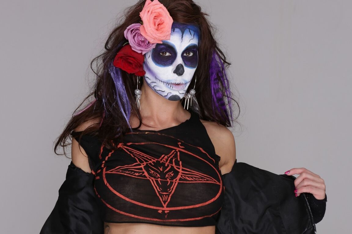 17P La zorra MILF pintada Gia DiMarco se burla de sus sexys pechos en un traje de rockero caliente