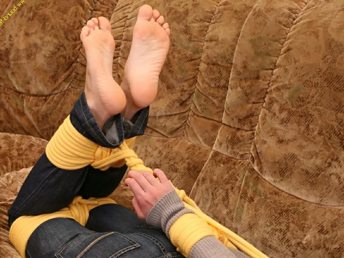 16P Босая женщина борется на диване, в то время как свинья связана ее одеждой