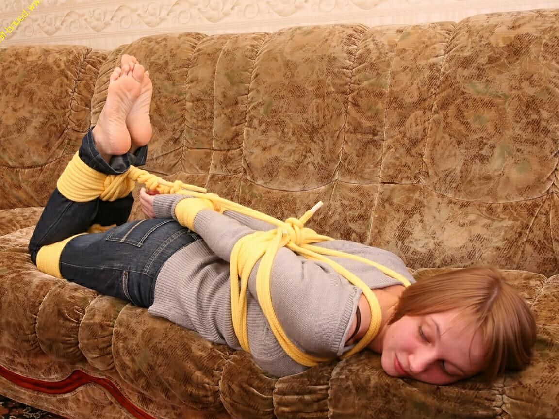 16P Босая женщина борется на диване, в то время как свинья связана ее одеждой