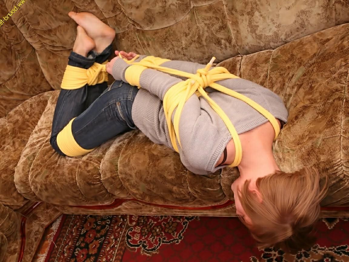 16P Босая женщина борется на диване, в то время как свинья связана ее одеждой