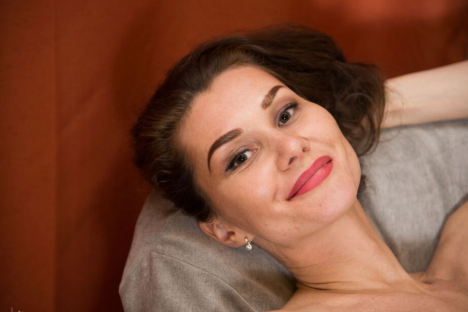 16P La brune maigre Angelika Gee se met complètement nue avec assurance.