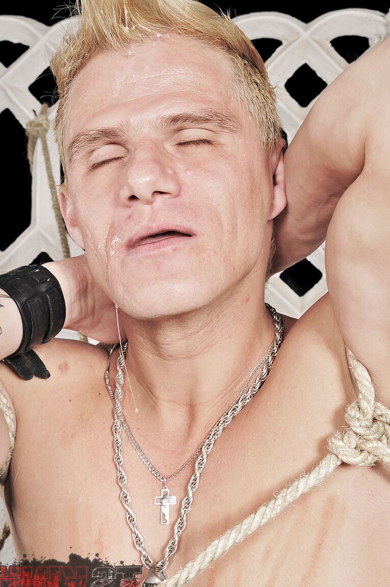 21P La transexual caliente Mariana Fenix ​​vinculando a un esclavo sexual masculino en una acción BDSM pervertida