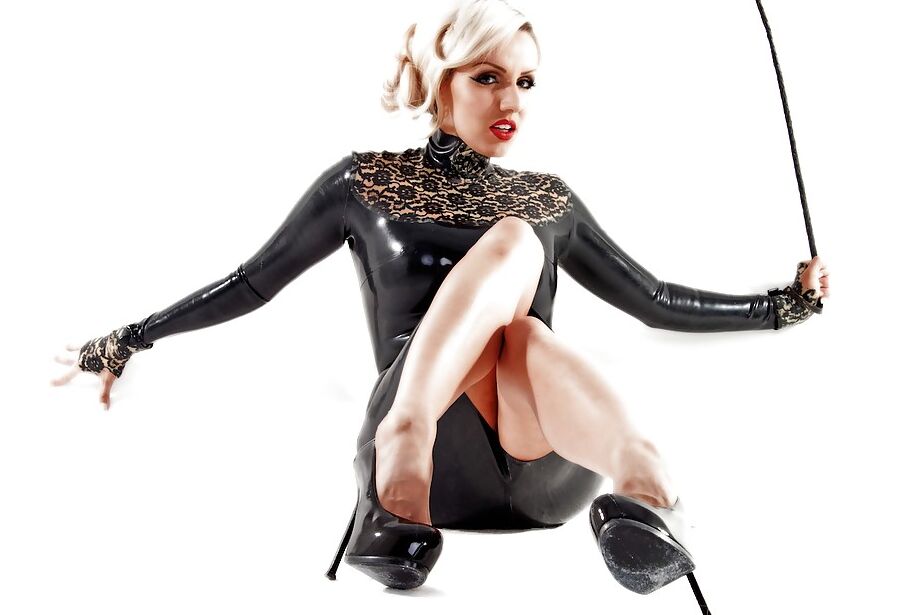 16P Der schöne Pornostar Dannii Harwood posiert in einem Latexanzug