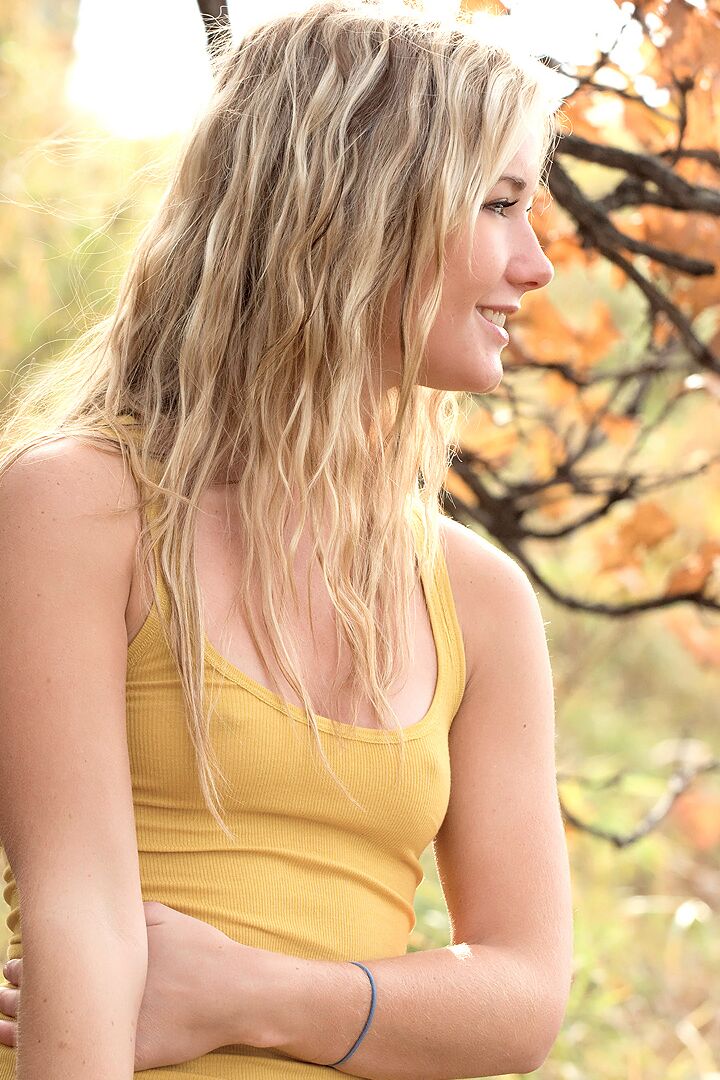 15P La flaca rubia amateur Jewel se quita la ropa para ponerse en cuclillas desnuda bajo un árbol