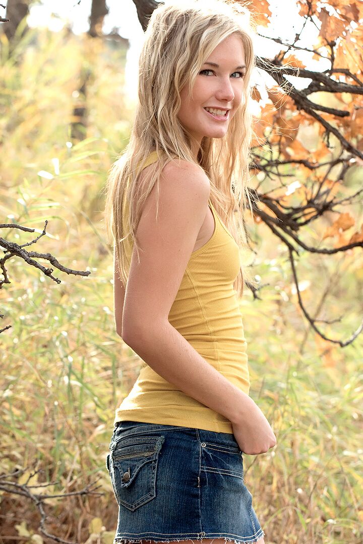 15P La flaca rubia amateur Jewel se quita la ropa para ponerse en cuclillas desnuda bajo un árbol