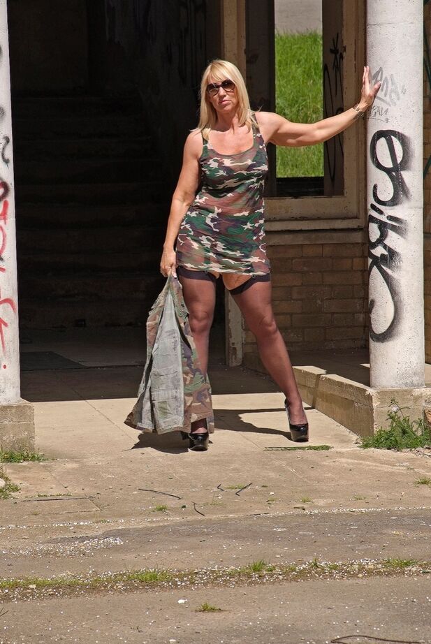 20P La blonde Melody enlève sa robe camouflage pour poser de la lingerie sur un débardeur