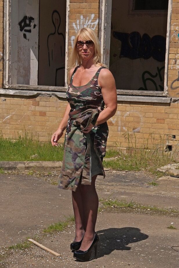 20P La blonde Melody enlève sa robe camouflage pour poser de la lingerie sur un débardeur
