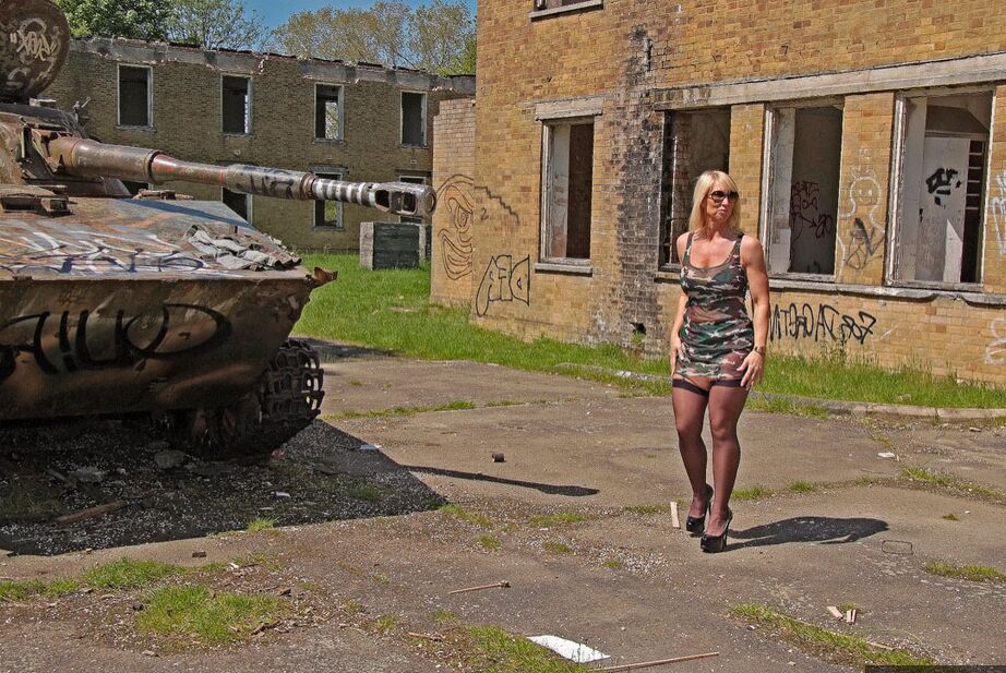 20P La blonde Melody enlève sa robe camouflage pour poser de la lingerie sur un débardeur